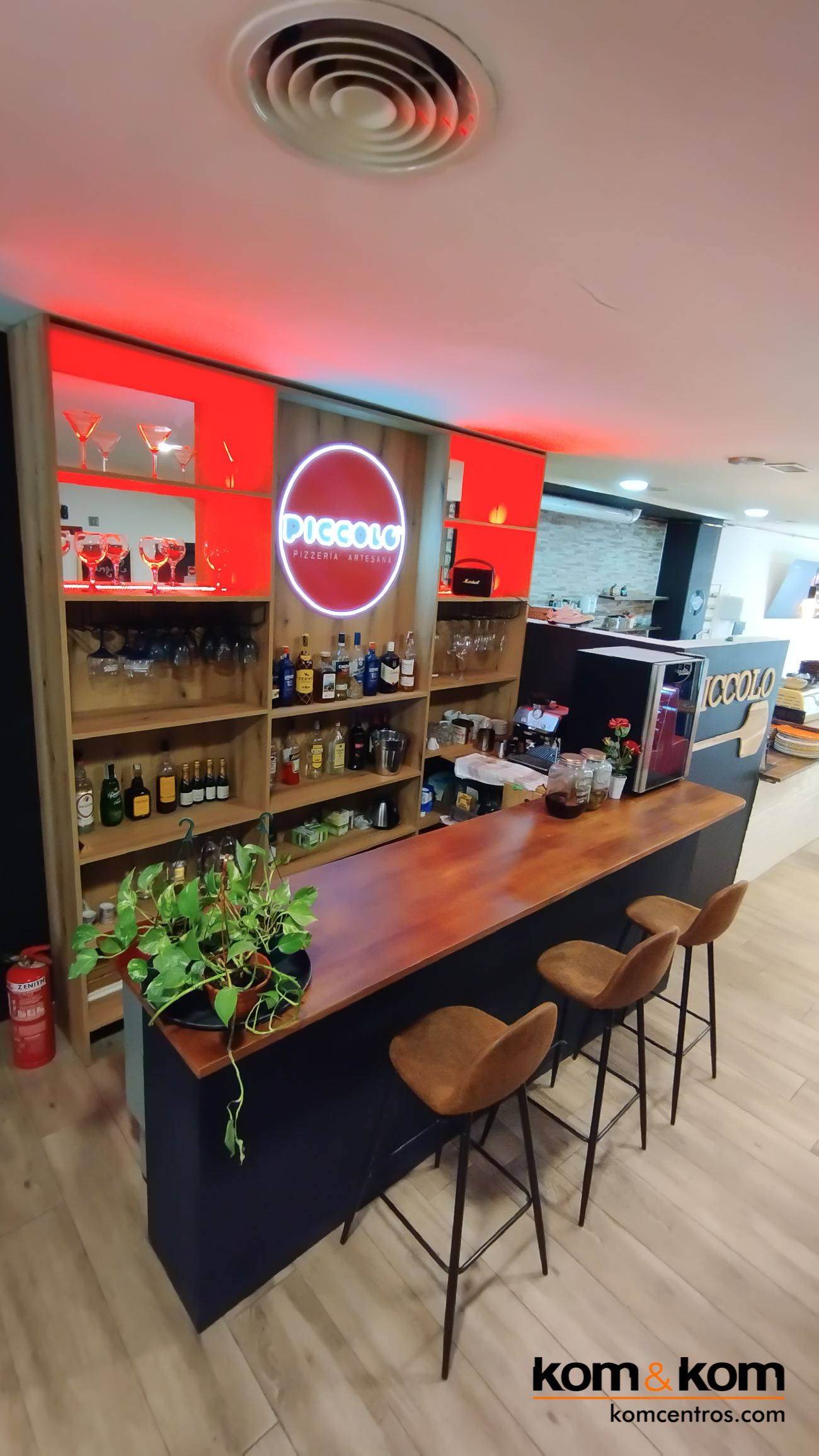 Barra y Botellero hecho a medida para Bar Pizzería en Yecla. Kom&Kom